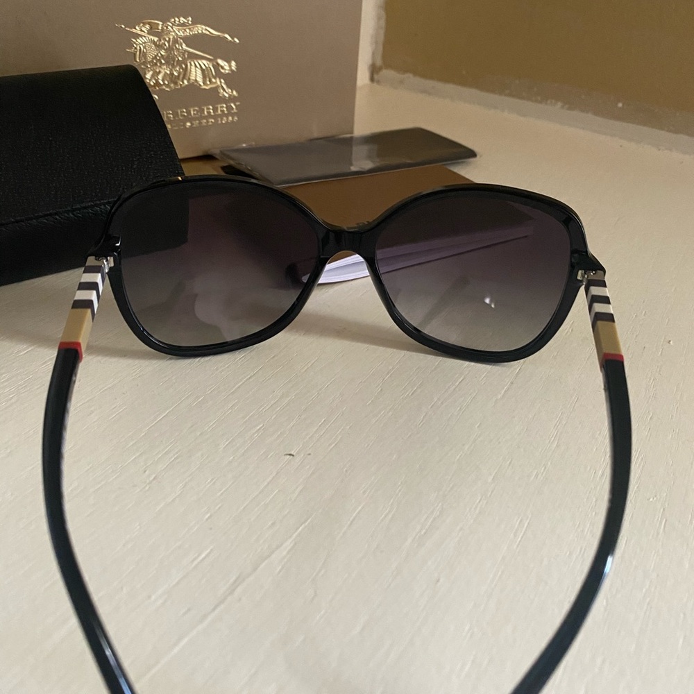 Brand new 🔥Burberry 🔥sunglasses 🕶 - Picture 10 of 16